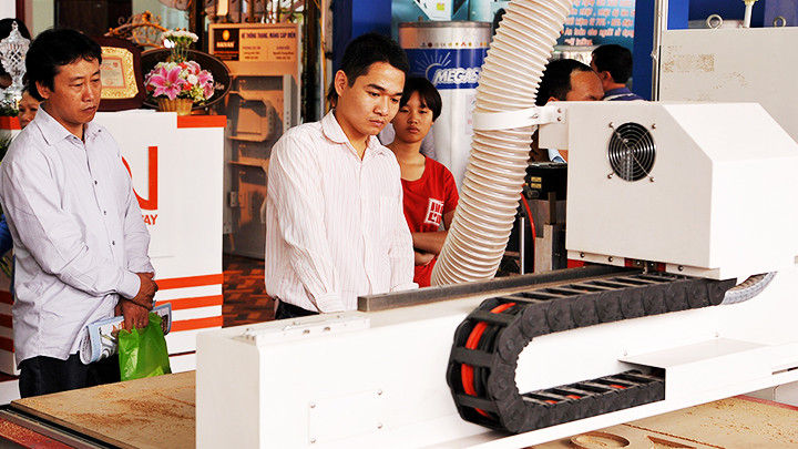 Các doanh nghiệp sản xuất gỗ đầu tư máy móc để đáp ứng yêu cầu kỹ thuật. Ảnh: SONG ANH