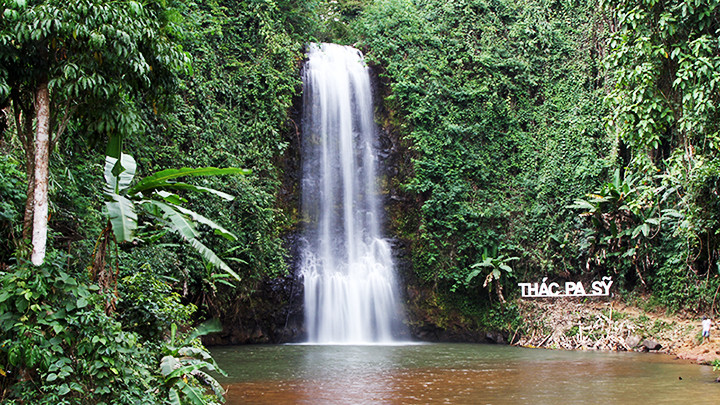 Vẻ đẹp thác Pa Sỹ giữa rừng tự nhiên Măng Đen. Vẻ đẹp thác Pa Sỹ giữa rừng tự nhiên Măng Đen.