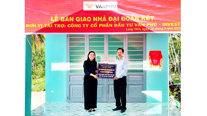 Ủng hộ 720 triệu đồng xây nhà cho các hộ nghèo tại tỉnh Tây Ninh là minh chứng rõ nét cho triết lý phát triển BĐS “Vị Nhân Sinh” mà Văn Phú-Invest theo đuổi. Ủng hộ 720 triệu đồng xây nhà cho các hộ nghèo tại tỉnh Tây Ninh là minh chứng rõ nét cho triết lý phát triển BĐS “Vị Nhân Sinh” mà Văn Phú-Invest theo đuổi.