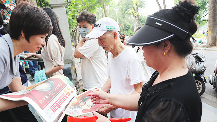 Tặng ấn phẩm đặc biệt của Báo Nhân Dân kỷ niệm Ngày sinh Bác Hồ cho người dân. Tặng ấn phẩm đặc biệt của Báo Nhân Dân kỷ niệm Ngày sinh Bác Hồ cho người dân.