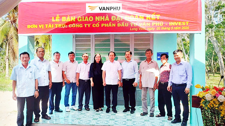 Đại diện Tập đoàn Văn Phú-Invest, các cơ quan chức năng và cán bộ xã Long Vĩnh (huyện Châu Thành, tỉnh Tây Ninh) tại chương trình trao tặng nhà đại đoàn kết. Đại diện Tập đoàn Văn Phú-Invest, các cơ quan chức năng và cán bộ xã Long Vĩnh (huyện Châu Thành, tỉnh Tây Ninh) tại chương trình trao tặng nhà đại đoàn kết.