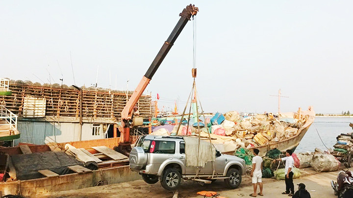 Mang xe ô-tô “lên tàu” ra đảo. Mang xe ô-tô “lên tàu” ra đảo.