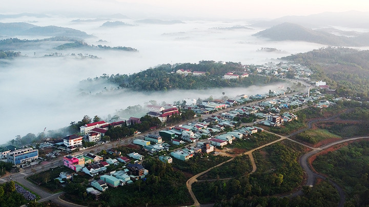 Thị trấn Măng Đen nằm ở độ cao hơn 1.200 m so mặt nước biển. Thị trấn Măng Đen nằm ở độ cao hơn 1.200 m so mặt nước biển.