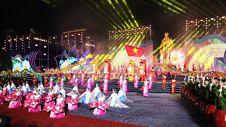 Đêm khai mạc Lễ hội Làng Sen và khánh thành tượng đài “Bác Hồ về thăm quê” tại tỉnh Nghệ An. Đêm khai mạc Lễ hội Làng Sen và khánh thành tượng đài “Bác Hồ về thăm quê” tại tỉnh Nghệ An.