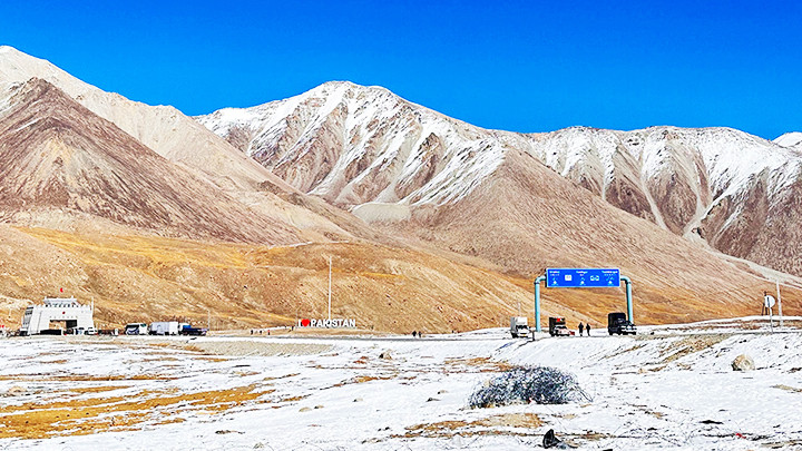 Cửa khẩu cao nhất thế giới Khunjerab. Cửa khẩu cao nhất thế giới Khunjerab.