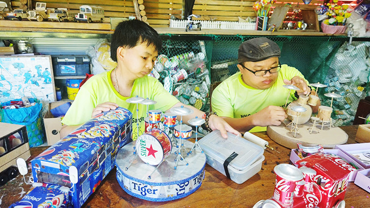 Từ những vật dụng bỏ đi, các thành viên của Vườn tái chế đã sáng tạo ra nhiều sản phẩm độc đáo, hữu ích. Từ những vật dụng bỏ đi, các thành viên của Vườn tái chế đã sáng tạo ra nhiều sản phẩm độc đáo, hữu ích.