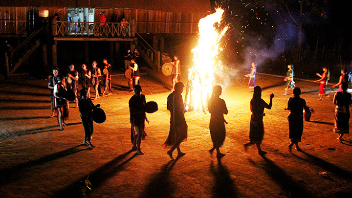 Đêm liên hoan cồng chiêng tại buôn làng người Mơ Nâm trên cao nguyên. Đêm liên hoan cồng chiêng tại buôn làng người Mơ Nâm trên cao nguyên.
