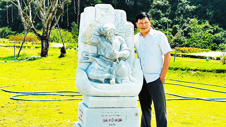 Nhà điêu khắc Nguyễn Văn Nho bên tác phẩm “ Đá nở hoa” đặt tại Công viên Ngũ Hành Sơn.