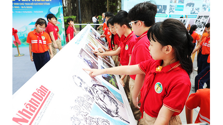 Triển lãm “Rạng rỡ tên Người” là dịp để thế hệ trẻ thêm hiểu và noi gương Bác. Triển lãm “Rạng rỡ tên Người” là dịp để thế hệ trẻ thêm hiểu và noi gương Bác.