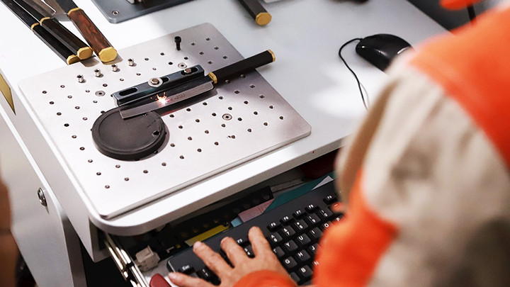 Mỗi sản phẩm sau khi hoàn thiện đều được khắc chữ theo yêu cầu khách hàng bằng máy khắc laser tự động.