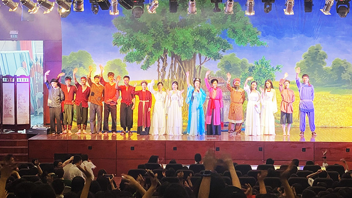 Các diễn viên hoàn thành suất diễn vở “Chuyện người con gái Nam Xương” trong sự hào hứng của các thầy cô và học sinh.