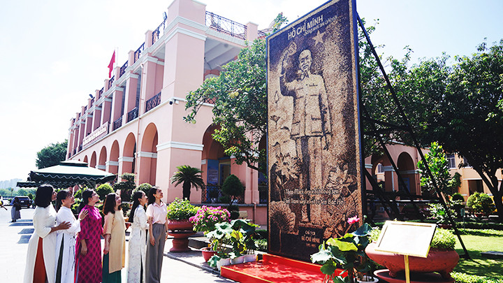 Người dân TP Hồ Chí Minh chiêm ngưỡng bức tranh Bác Hồ được làm từ hạt sen. Người dân TP Hồ Chí Minh chiêm ngưỡng bức tranh Bác Hồ được làm từ hạt sen.