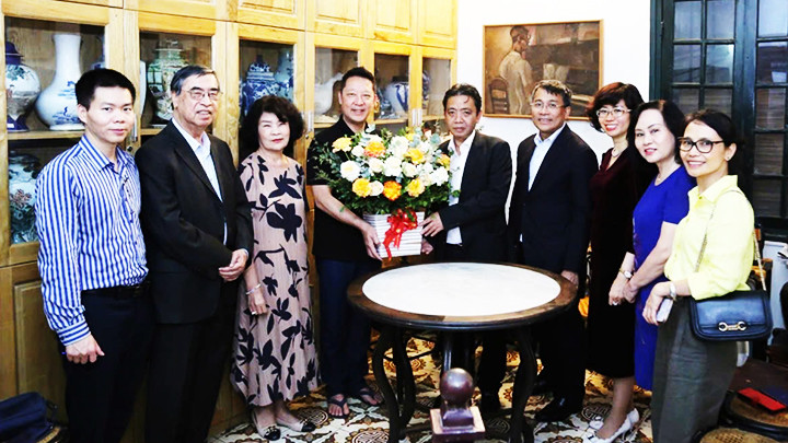 Ủy ban Quốc gia UNESCO Việt Nam chúc mừng gia đình nhạc sĩ Hoàng Vân.