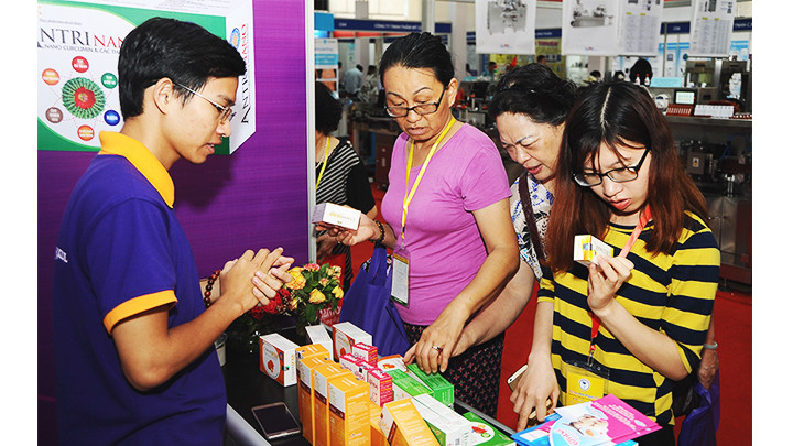 Người dân cần tìm hiểu kỹ các loại thực phẩm chức năng được bày bán trên thị trường. Ảnh: NAM NGUYỄN