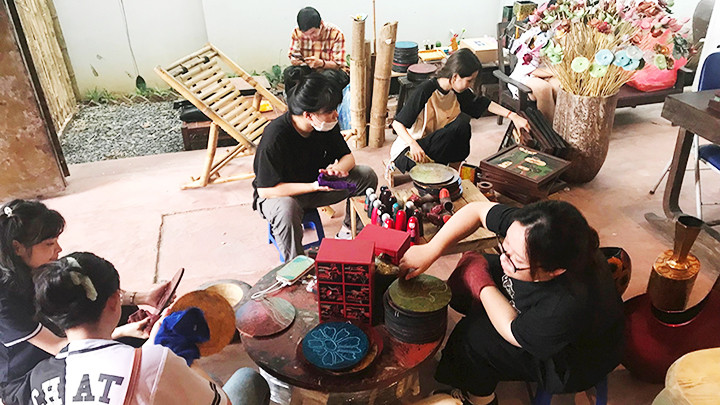 Các bạn trẻ chuẩn bị trưng bày sản phẩm nghề thủ công tại phường Bách Nghệ - một địa chỉ xã hội hóa có mục tiêu quảng bá giá trị nghề cổ; tìm cơ hội bảo tồn, phát triển cho các làng nghề và nghệ nhân. Ảnh: XUYÊN SƠN