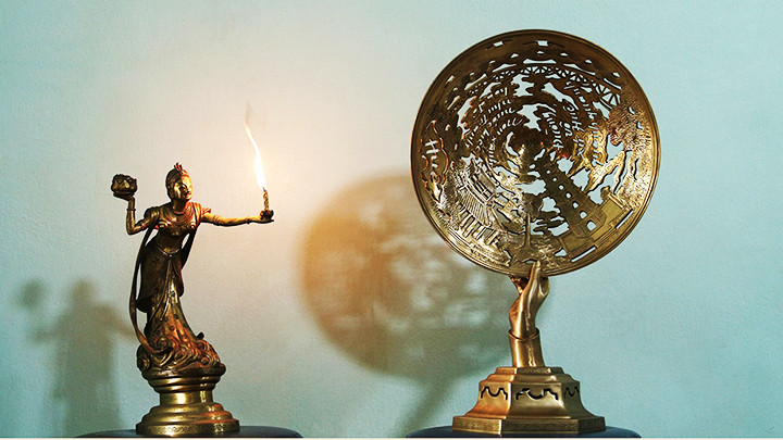 Tác phẩm “Vũ Nữ” (bên trái) và “Nón Huế” của Nghệ nhân Ưu tú Nguyễn Văn Viện. Tác phẩm “Vũ Nữ” (bên trái) và “Nón Huế” của Nghệ nhân Ưu tú Nguyễn Văn Viện.