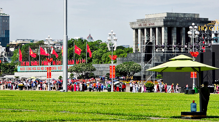 Đông đảo người dân đến thăm Lăng Bác nhân dịp sinh nhật Người. Đông đảo người dân đến thăm Lăng Bác nhân dịp sinh nhật Người.