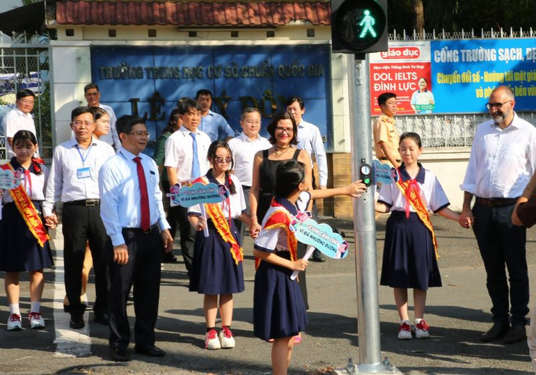 Học sinh THCS Lê Quý Đôn sử dụng đèn tín hiệu dành cho người đi bộ tại cổng trường. Học sinh THCS Lê Quý Đôn sử dụng đèn tín hiệu dành cho người đi bộ tại cổng trường.