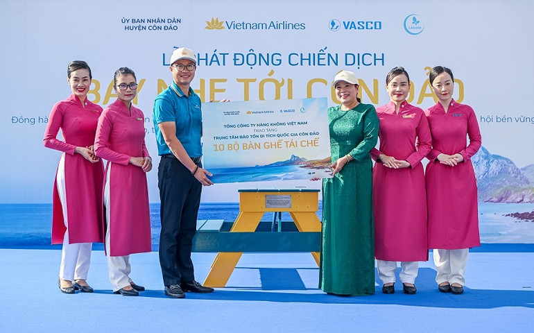 Đại diện Vietnam Airlines trao tặng Ủy ban nhân dân Côn Đảo 10 bộ bàn ghế từ các sản phẩm tái chế.