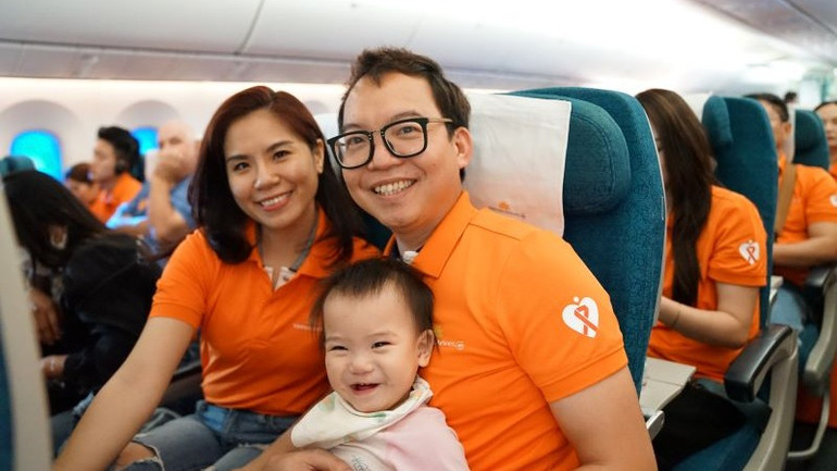 Trên chuyến bay, toàn bộ hành khách nhận được những phần quà ý nghĩa như chiếc áo màu cam có logo của Vietnam Airlines. Trên chuyến bay, toàn bộ hành khách nhận được những phần quà ý nghĩa như chiếc áo màu cam có logo của Vietnam Airlines.