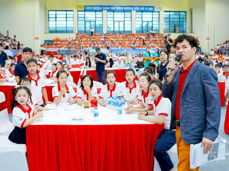 Phần thi giải ô chữ bí mật về chủ đề An toàn giao thông cùng Nghệ sĩ Nhân dân Xuân Bắc.