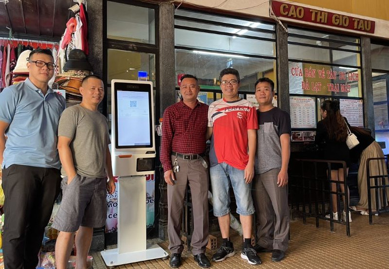 Máy bán vé tàu hỏa tự động có màn hình rộng, giao diện thân thiện, ngôn ngữ sử dụng là tiếng Việt và tiếng Anh.