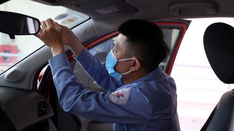 Đăng kiểm viên tiến hành kiểm định phương tiện.