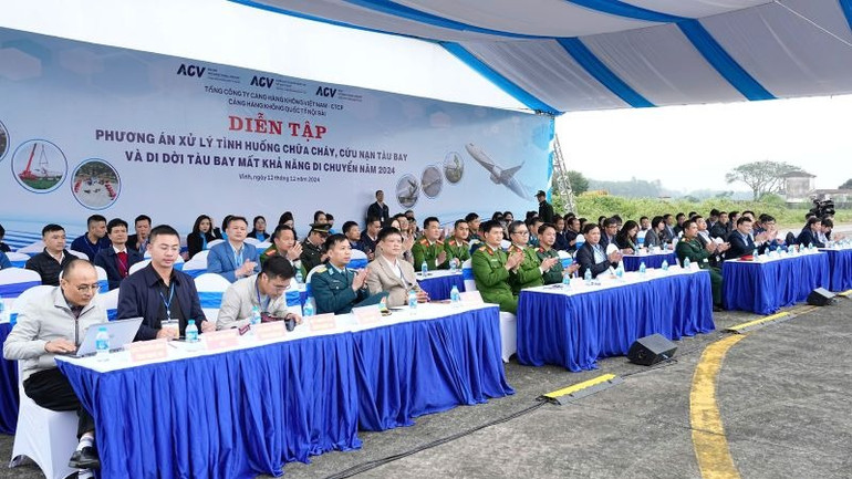 Các đại biểu tham dự, chỉ đạo diễn tập.