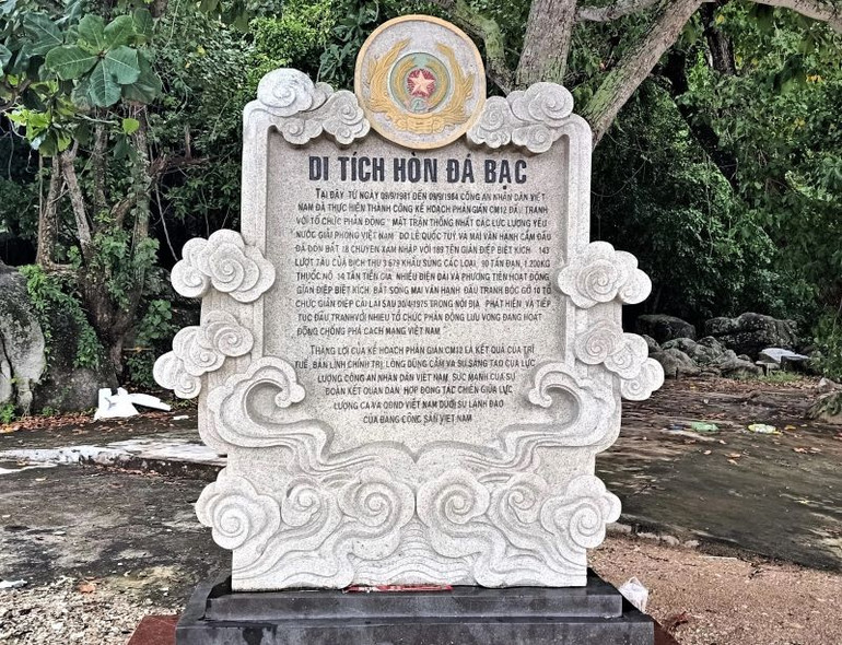 Bia di tích Hòn Đá Bạc. Bia di tích Hòn Đá Bạc.