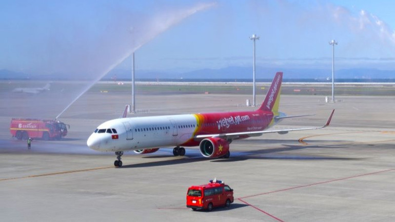 Máy bay Vietjet được chào đón bằng nghi thức phun vòi rồng.