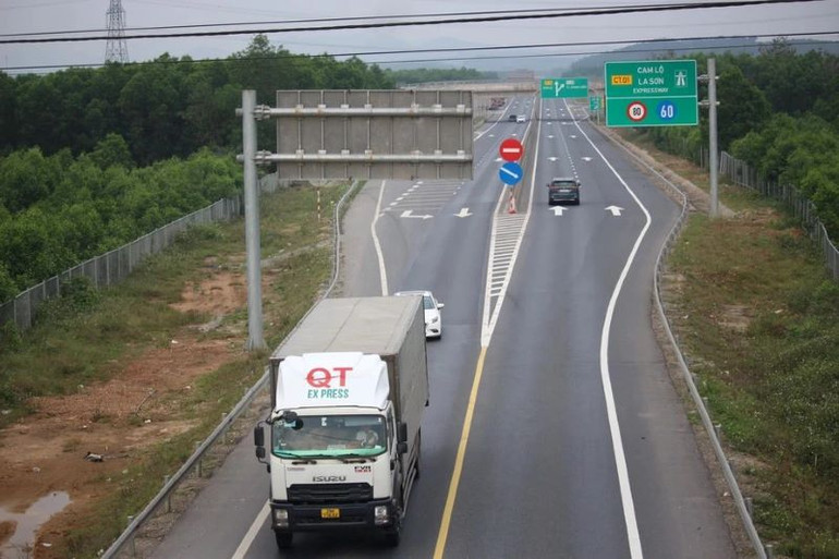 Tuyến đường cao tốc Cam Lộ-La Sơn có quy mô 2 làn xe, khoảng 8-10km mới bố trí một điểm tránh vượt, khi xe tải nặng đi tốc độ chậm khiến các xe phía sau có tâm lý ức chế, dễ gây vượt tự phát.