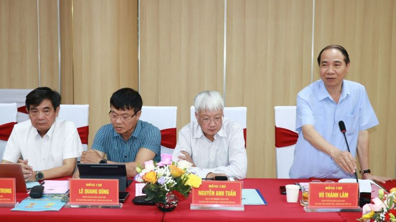 Lãnh đạo Tập đoàn TKV đóng góp ý kiến trong thực hiện kế hoạch sản xuất.