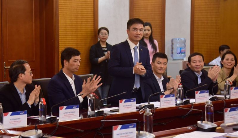 Ông Nguyễn Chiến Thắng (đứng), Phó Tổng Giám đốc Vietnam Airlines, Chủ tịch Hội đồng thành viên VAECO phát biểu tại lễ ký.