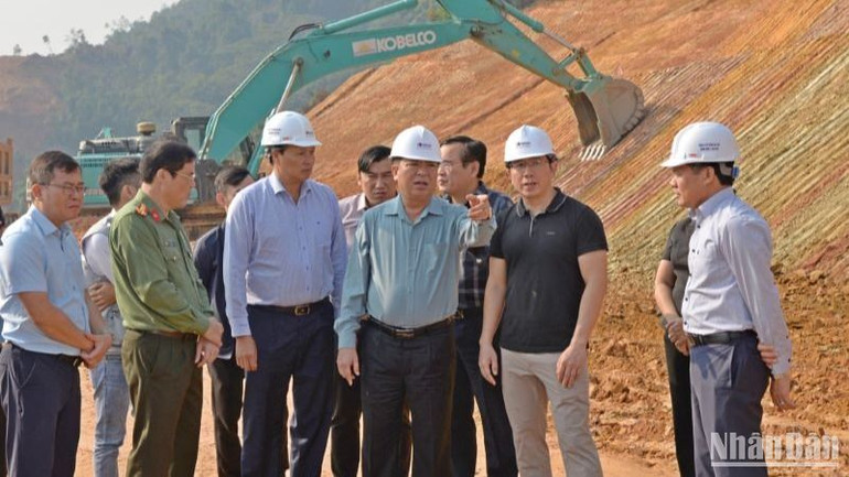 Bộ trưởng Giao thông vận tải Trần Hồng Minh kiểm tra tiến độ dự án giao thông.