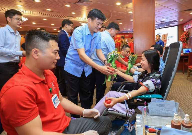 Ông Nguyễn Chiến Thắng (áo xanh ở giữa) động viên khích lệ tinh thần thế hệ trẻ ngành đăng kiểm.