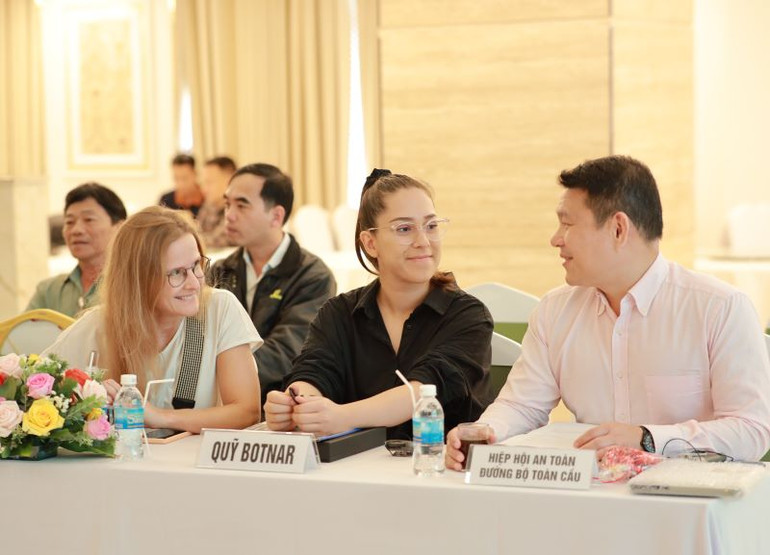 Các chuyên gia giao thông thảo luận, đánh giá mô hình trường học an toàn.