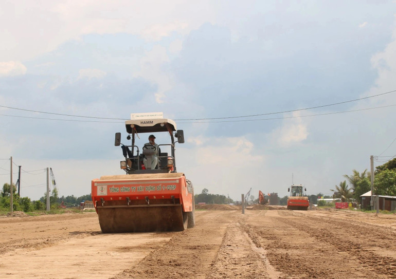 Thi công một đoạn tuyến thuộc dự án đường cao tốc bắc-nam.