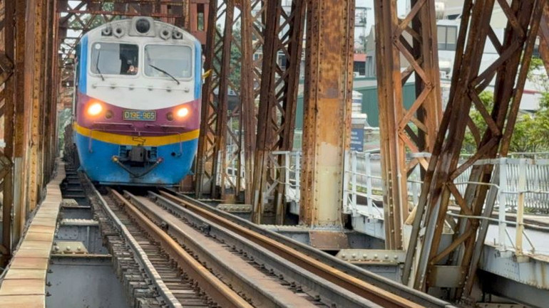 Cơ quan chức năng và ngành đường sắt tiến hành thử tải cầu Long Biên.