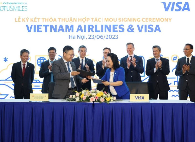 Vietnam Airlines tận dụng các nguồn lực của Visa để ra mắt sản phẩm đồng thương hiệu độc đáo, nâng cao năng lực kỹ thuật số, thúc đẩy quá trình chuyển đổi số tại Việt Nam.