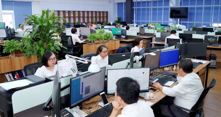 Các nhân sự của Trung tâm Điều hành khai thác nằm ở các tổ phải trực 24/7, công việc liên tục theo chuyến bay, không có thời gian ngừng nghỉ hay lễ Tết. Các nhân sự của Trung tâm Điều hành khai thác nằm ở các tổ phải trực 24/7, công việc liên tục theo chuyến bay, không có thời gian ngừng nghỉ hay lễ Tết.