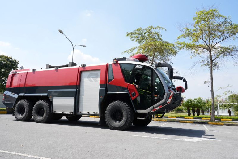 Huy động phương tiện chữa cháy đặc chủng tham gia diễn tập.