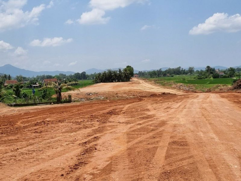 Giải phóng mặt bằng vẫn là "điểm nghẽn" vướng mắc của dự án cao tốc Quảng Ngãi-Hoài Nhơn.