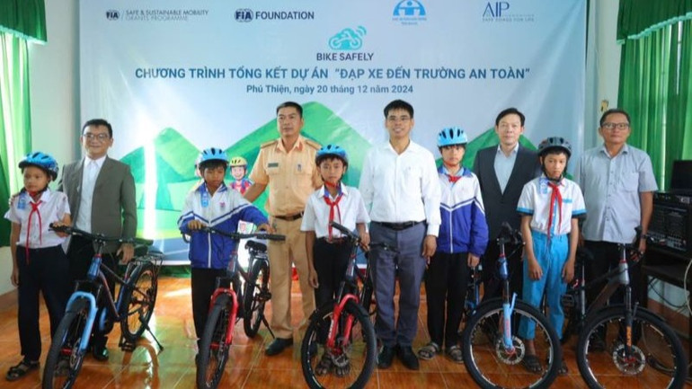 Tổ chức AIP Foundation đã trao tặng 20 chiếc xe đạp cho 20 em học sinh có hoàn cảnh khó khăn trên địa bàn huyện Phú Thiện.