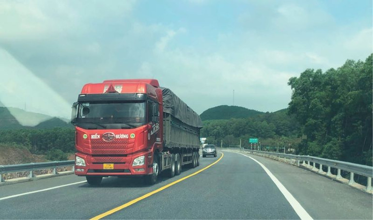 Theo thống kê, phần lớn các vụ tai nạn trên tuyến cao tốc Cam Lộ-La Sơn thời gian qua đều trực tiếp hoặc gián tiếp liên quan xe tải nặng.