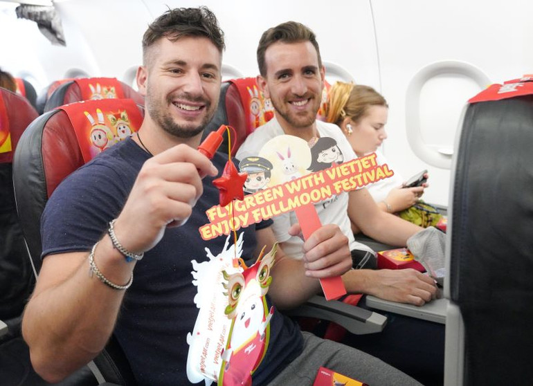 Du khách quốc tế cũng thích thú khi đón Tết Trung thu và nhận được những món quà từ Vietjet.