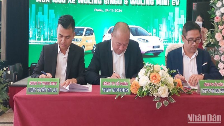 Công ty cổ phần Ô-tô TMT (TMT Motors) ký hợp đồng mua-bán ô-tô điện Wuling lớn nhất từ trước đến nay với Công ty cổ phần Let’s Go An Bình để triển khai dịch vụ taxi điện mini giá rẻ tại Gia Lai.