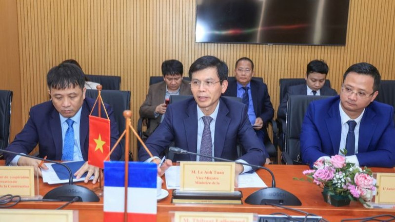 Thứ trưởng Xây dựng Lê Anh Tuấn (giữa) phát biểu ý kiến.