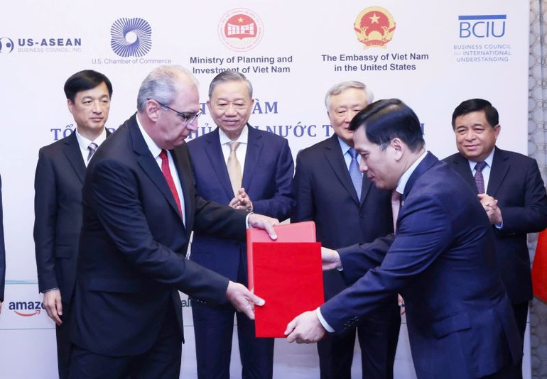 Ông Đinh Việt Phương, Tổng giám đốc Vietjet (hàng đầu, bên phải) và ông Joseph Vitulli, đại diện Tập đoàn Honeywell (hàng đầu, bên trái) trao Thỏa thuận hợp tác trước sự chứng kiến của Tổng Bí thư, Chủ tịch nước Tô Lâm (giữa) nhân chuyến thăm và công tác tại Hoa Kỳ.