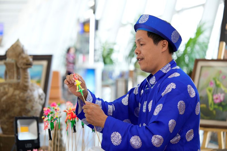 Nghệ nhân tò he Đặng Văn Tiên đang chăm chút trên từng chi tiết.