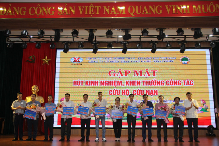 Khen thưởng các tập thể, cá nhân có thành tích cứu hộ sự cố.